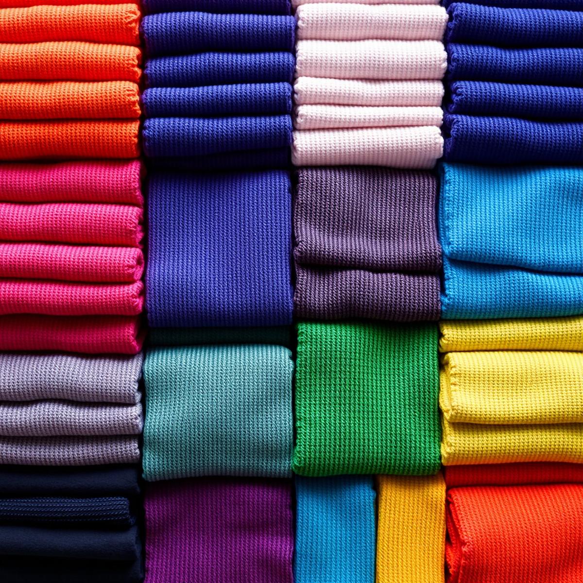 Malhas coloridas empilhadas